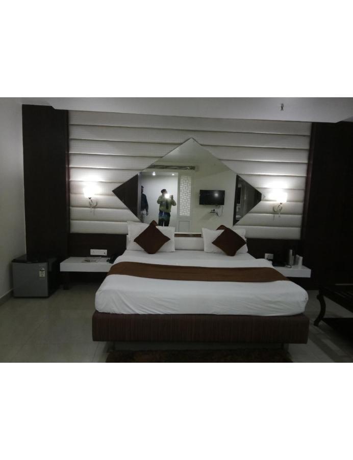 Hotel D Grand, Bareilly Bareli Exterior foto